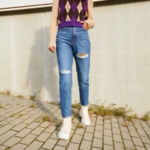 Levi’s W26 (US 2/3) Mom Jeans Women’s High Waisted Distressed 26986-0035